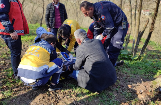 Sakarya'da dakikalarca kurtarılmayı bekledi! Görme engelli babası imdadına yetişti