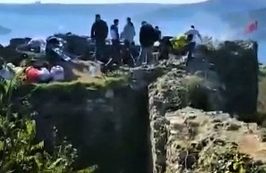 Beykoz'da gençler tarihi Yoros Kalesi'nde mangal yaktılar