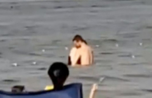 Gölde cinsel ilişkiye giren çifti polis zorla sudan çıkardı işte o anlar!