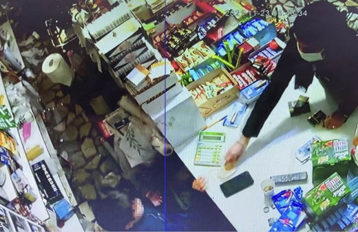 İstanbul'da gözyaşlarına boğuldu okula gidemedi! Küçük çocuğu kasada görünce...