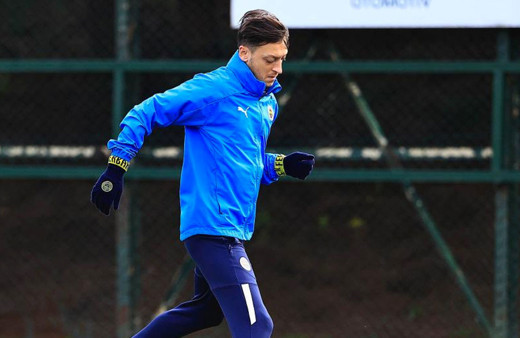 Fenerbahçe'de Mesut Özil takımla çalıştı