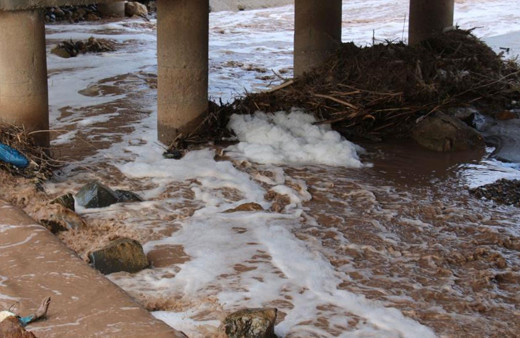 Oltu Çayı'nı görenler tedirgin oldu beyaz köpük ve koku korkuttu