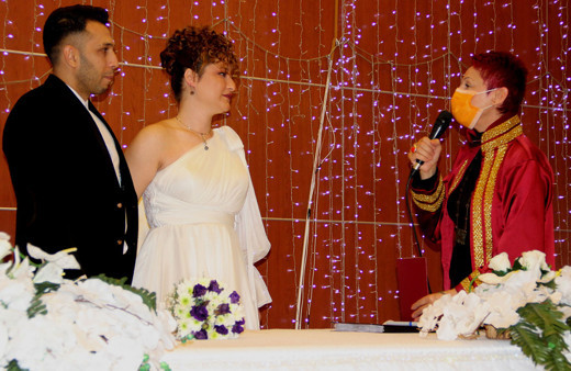 Sosyal medya bu videoyu konuşuyor! Mersinli nikah memuru, tavsiyeleriyle fenomen oldu