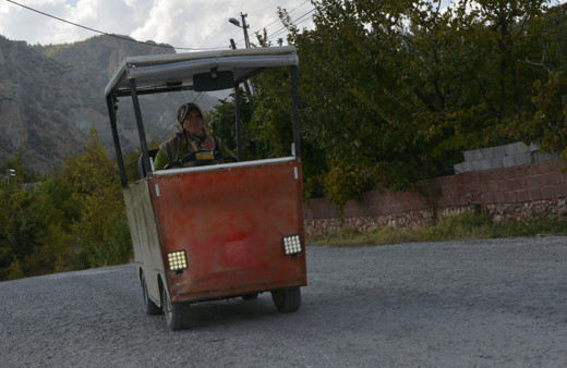 Karaman'da eşi yolda kalmasın diye yaptı! Elektriğini kendisi üretiyor