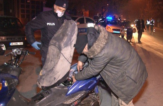 Hurdaya ayrılmış motorla yakalandı öyle bir şey istedi ki! 'Aküyü sıfır almıştım, onu sökeyim'