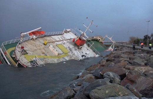 İstanbul Maltepe'de fırtınada yan yatan geminin akıbeti gün ağarınca ortaya çıktı