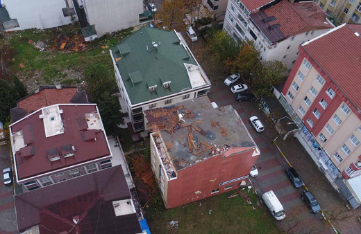 Beylikdüzü'nde lodos faciası havadan görüntülendi Çatı uçtu pencereleri kırıp girdi