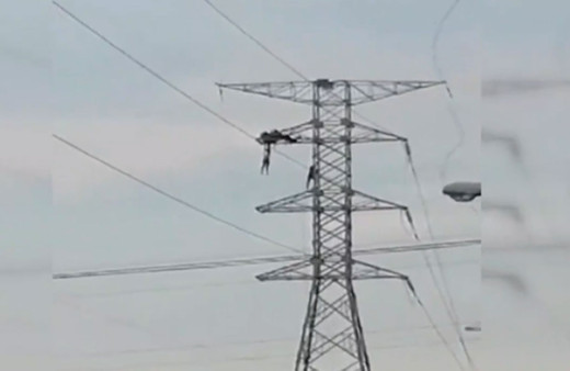 Yüksek gerilim direğine tırmanan kadın 20 metreden yere çakıldı korkunç anlar kamerada