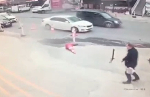 Avcılar ve Beylikdüzü'nde lodosun kamyonetleri devirme anları kamerada