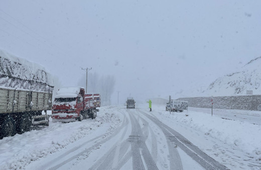 Bayburt-Erzurum kara yolunda Kop Dağı Geçidi'nde ulaşım durdu