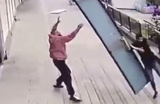 Fırtınada yardıma gitti tabela ile birlikte uçtu o anlar kamerada