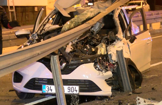 Kadıköy'de bariyer, otomobile ok gibi saplandı: 1 ölü 