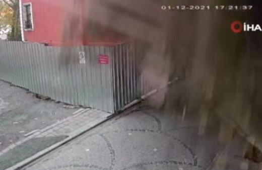 İstanbul'da 2 katlı bina bir anda yerle bir oldu: Korkudan titriyoruz