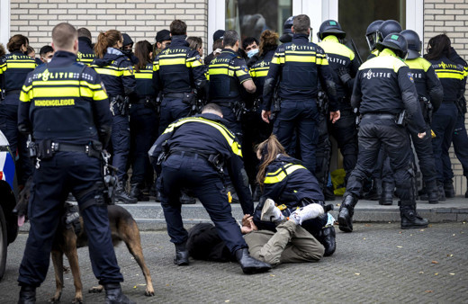 Terör örgütü PKK destekçileri Hollanda'da bina bastı 50 gözaltı