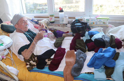 Rize'de 80 yaşındaki Meliye nine hasta yatağında Mehmetçik'e çorap örüyor