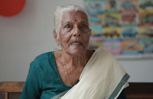 Hindistan’da 104 yaşındaki kadın okuma yazma öğrendi