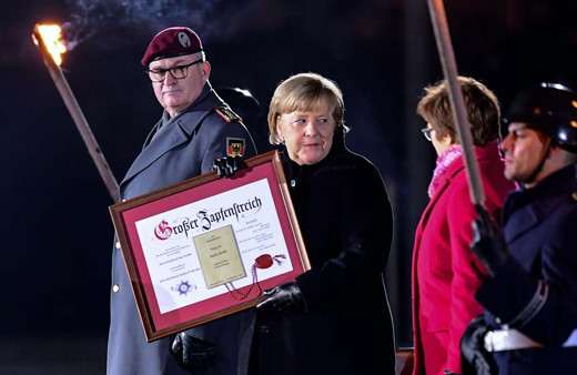 Almanya Başbakanı Merkel'e askeri veda töreni Punk şarkı ve ilahi çaldırdı