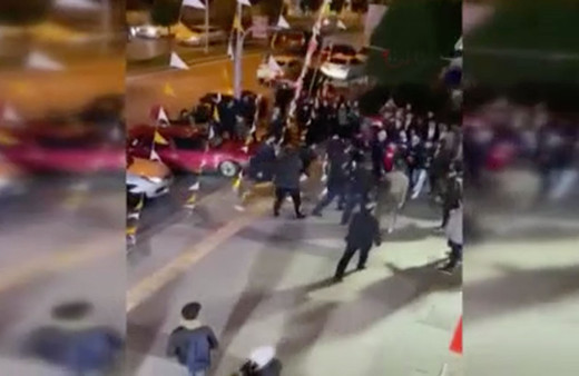 Başakşehir'de öğrencilerin uçan tekmeli kavgası kamerada