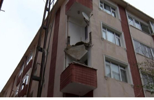 Korku dolu anlar! Güngören'de binanın balkonu çöktü