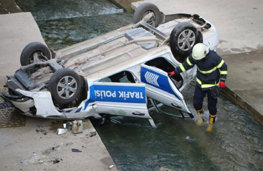 Tokat'ta direksiyonu kilitlenen polis aracı dereye düştü! Bir polis yaralandı