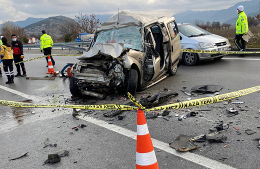Burdur'da hafif ticari aracın kamyonla çarpışması sonucu 4 kişi öldü