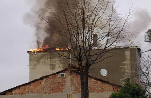 Bağcılar'da apartmanın 3'üncü katında şiddetli patlama
