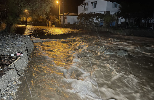 Bodrum'da sağanak nedeniyle evleri su bastı, kaya parçaları yolları kapattı