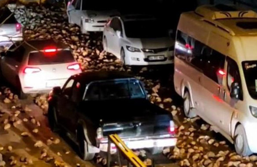 Şeker pancarı yüklü kamyon devrildi sürücüler ilerlemekte güçlük çekti