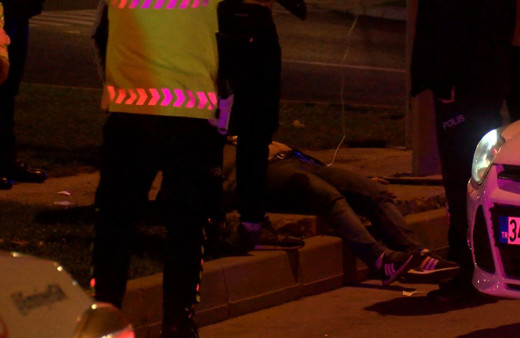 Beyoğlu'nda otomobile silahlı saldırı: 2 ağır yaralı