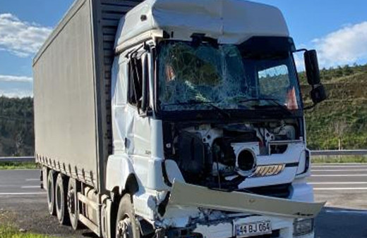 Yavuz Sultan Köprüsü'nde lastiği patlayan kamyonet zincirleme kazaya neden oldu