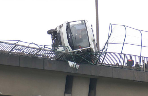 TEM'de yürekleri ağza getiren kaza! Midibüs yolcularla köprüde asılı kaldı!
