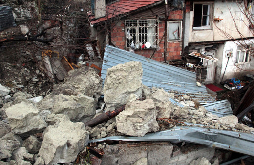 Beypazarı'nda 6 evde hasar oluştu 11 ev boşaltıldı polis ekipleri nöbet tutuyor