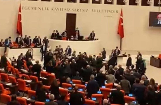 Meclis'te bütçe görüşmeleri sırasında yumruklu kavga! AK Parti ve CHP'liler birbirine girdi