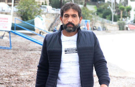 Kıyafetleri kirli olduğu için minibüste oturtulmayan işçi açıklamalarıyla alkış aldı