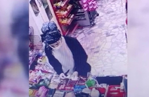 Markette kasiyerin kafasını karıştırıp 200 lirasını alıp gitti o anlar kamerada