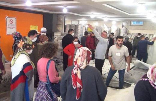 Antalya'da ucuz halı izdihamı birbiriyle yarıştılar