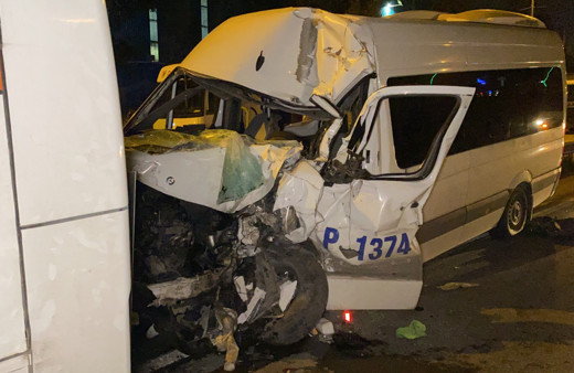 Kocaeli'de 2 işçi servisi çarpıştı! Can pazarı yaşandı: Sürücü sıkıştı