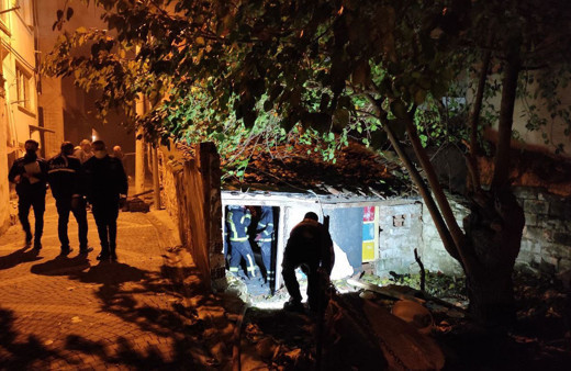 Kuşadası'nda ısınmak için sığındıkları evde ateş yakan 2 kişi yanarak öldü! Kokudan bulundular