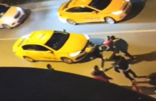 Esenyurt'ta taksicilerden Afrikalı kişiye meydan dayağı