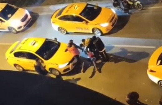 İstanbul'da taksiciler yabancı yolcuyu yerde dakikalarca tekmeledi! Vatandaşlar olaya sessiz kaldı