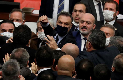 Bomba öneri! Meclis’te şiddet uygulayanın milletvekilliği düşürülsün! Alpay Özalan'ın abisi yok mu?