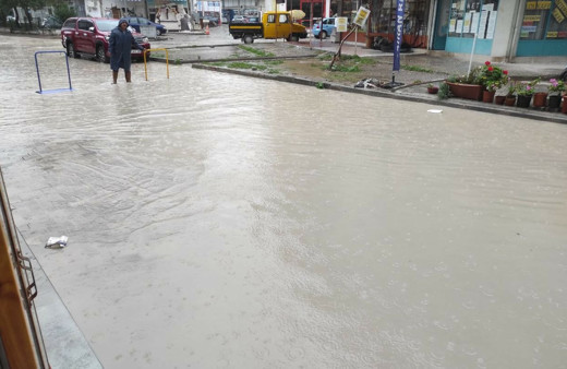 Öğlen saatlerinden itibaren etkili olan sağanak İzmir'i vurdu