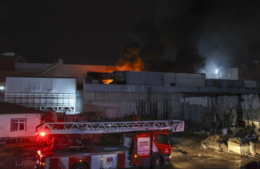 Esenyurt’ta bir plastik fabrikasında yangın çıktı