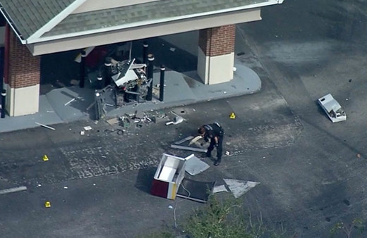 Hollanda'da hırsızlar ATM'yi patlattı ortalık savaş alanına döndü