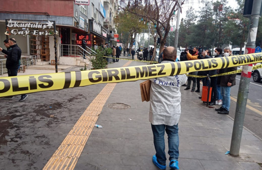 Diyarbakır'da adliye çıkışı ortalık karıştı: Ölü ve yaralılar var