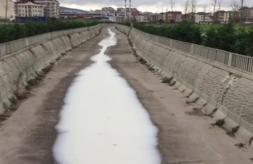 İstanbul'da derede akan beyaz madde paniği! Sebebi ortaya çıktı