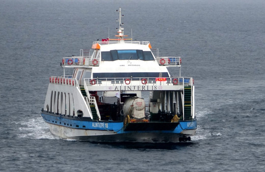 Çanakkale'de olumsuz hava yüzünden feribot seferler iptal edildi