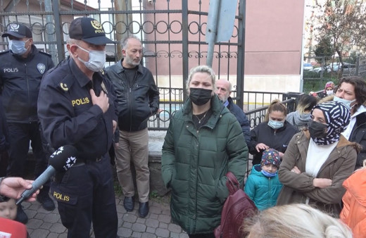 Samsun'da ilkokul öğretmeninden öğrencilere taciz! Veliler okulu bastı :Tayt giyin diyormuş