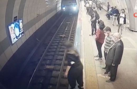 Şişli metrosunda genç kız trenin altına atladı! Mucize kurtuluş kamerada!