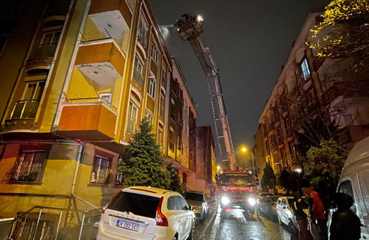 Çekmeköy'de 5 katlı binanın çatısı alev alev yandı